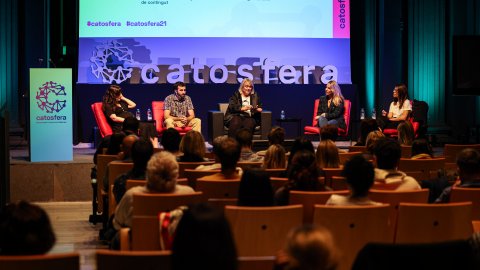 Catalunya Ràdio, emissora oficial de la tretzena edició de la Catosfera, emet programes especials de Adolescents XL i Popap i intervé amb Carlos Baraibar, Mariola Dinarès i Saül Gordillo. Auditori Josep Irla. Girona. 15 d'octubre de 2021 