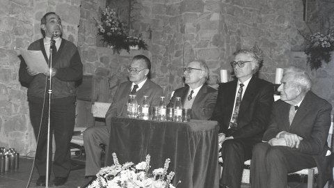 El filòleg i lingüista Joan Coromines a l'ermita de Sant Pau de Sant Pol de Mar, en l'acte d'homenatge al seu pare, Pere Coromines. Sant Pol de Mar. 25 de gener de 1992 