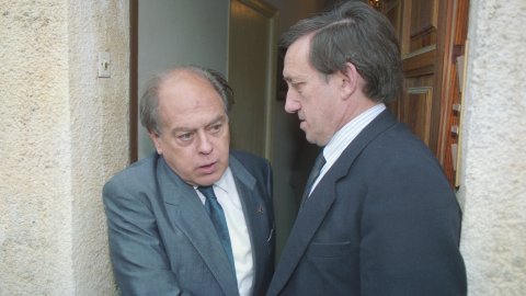 El president de la Generalitat, Jordi Pujol, visita el filòleg i lingüista Joan Coromines al seu domicili de Pineda de Mar. A la sortida, Jordi Pujol amb l'exconseller de Cultura Max Cahner. 22 de maig de 1992 