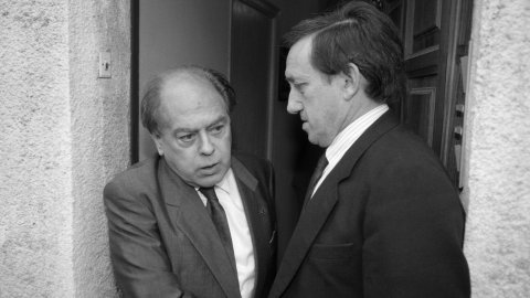 El president de la Generalitat, Jordi Pujol, visita el filòleg i lingüista Joan Coromines al seu domicili de Pineda de Mar. A la sortida, Jordi Pujol amb l'exconseller de Cultura Max Cahner. 22 de maig de 1992 