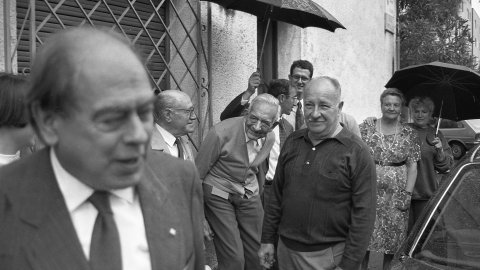 El president de la Generalitat, Jordi Pujol, visita el filòleg i lingüista Joan Coromines al seu domicili de Pineda de Mar. 22 de maig de 1992 