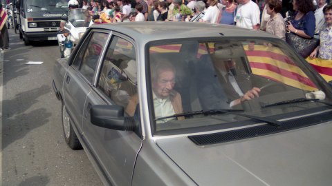 El filòleg Joan Coromines, en cotxe per Calella, coincidint amb el pas per l'N-II de la torxa olímpica. Calella. 15 de juny de 1992
