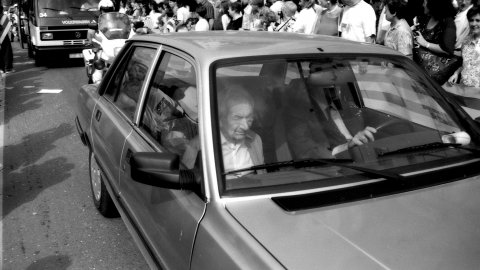 El filòleg Joan Coromines, en cotxe per Calella, coincidint amb el pas per l'N-II de la torxa olímpica. Calella. 15 de juny de 1992