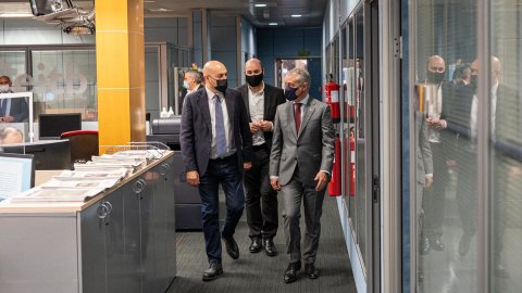 El director de Catalunya Ràdio i dels Mitjans Digitals de la CCMA, Saül Gordillo, amb el lehendakari Iñigo Urkullu i el director de Radio Vitoria, Urko Aristi, amb motiu del programa especial pels 10 anys de la fi d'ETA. Vitòria. 19 d'octubre de 2021