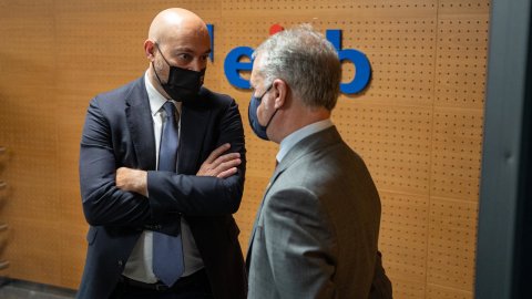 El director de Catalunya Ràdio i dels Mitjans Digitals de la CCMA, Saül Gordillo, amb el lehendakari Iñigo Urkullu i el director de Radio Vitoria, Urko Aristi, amb motiu del programa especial pels 10 anys de la fi d'ETA. Vitòria. 19 d'octubre de 2021