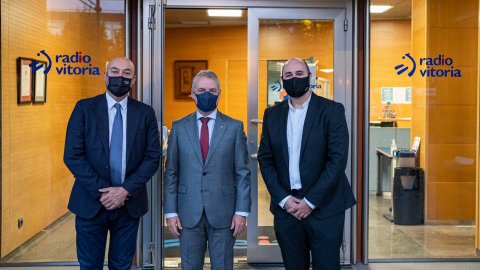 El director de Catalunya Ràdio i dels Mitjans Digitals de la CCMA, Saül Gordillo, amb el lehendakari Iñigo Urkullu i el director de Radio Vitoria, Urko Aristi, amb motiu del programa especial pels 10 anys de la fi d'ETA. Vitòria. 19 d'octubre de 2021