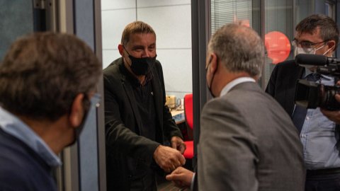 Programa especial d'El matí de Catalunya Ràdio, amb Laura Rosel, pels 10 anys de la fi d'ETA, amb el lehendakari Iñigo Urkullu i el dirigent de Bildu Arnaldo Otegi. Vitòria. 19 d'octubre de 2021
