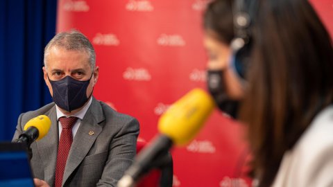 Programa especial d'El matí de Catalunya Ràdio, amb Laura Rosel, pels 10 anys de la fi d'ETA, amb el lehendakari Iñigo Urkullu i el dirigent de Bildu Arnaldo Otegi. Vitòria. 19 d'octubre de 2021