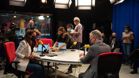Programa especial d'El matí de Catalunya Ràdio, amb Laura Rosel, pels 10 anys de la fi d'ETA, amb el lehendakari Iñigo Urkullu i el dirigent de Bildu Arnaldo Otegi. Vitòria. 19 d'octubre de 2021