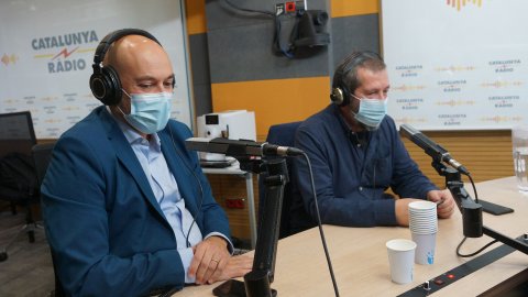 El director de Catalunya Ràdio, Saül Gordillo, amb el director de Crims, Carles Porta, entrevistats a La tarda de Catalunya Ràdio amb motiu del premi Ondas a millor programa de ràdio per a Crims. Barcelona. 20 d'octubre de 2021