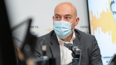 El director de Catalunya Ràdio, Saül Gordillo, amb el director de Crims, Carles Porta, entrevistats a El matí de Catalunya Ràdio amb motiu del premi Ondas a millor programa de ràdio per a Crims. Barcelona. 21 d'octubre de 2021