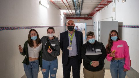 El director de Catalunya Ràdio i dels Mitjans Digitals de la CCMA, Saül Gordillo, amb recluses que participen en el programa especial d’El matí de Catalunya Ràdio amb Laura Rosel a la presó de dones de Wad-Ras. Barcelona. 27 d’octubre de 2021