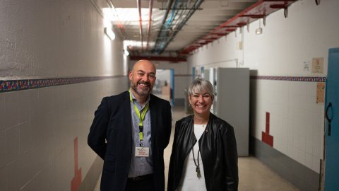El director de Catalunya Ràdio i dels Mitjans Digitals de la CCMA, Saül Gordillo, amb la consellera de Justícia, Lourdes Ciuró, en el programa especial d’El matí de Catalunya Ràdio amb Laura Rosel a la presó de dones de Wad-Ras. Barcelona. 27 d’octubre de 2021