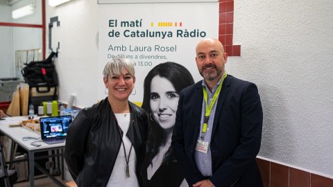 El director de Catalunya Ràdio i dels Mitjans Digitals de la CCMA, Saül Gordillo, amb la consellera de Justícia, Lourdes Ciuró, en el programa especial d’El matí de Catalunya Ràdio amb Laura Rosel a la presó de dones de Wad-Ras. Barcelona. 27 d’octubre de 2021