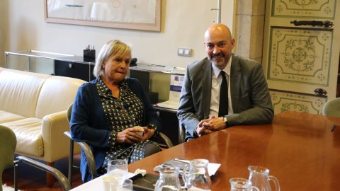 El director de Catalunya Ràdio i dels Mitjans Digitals de la CCMA, Saül Gordillo, amb la presidenta de l’Institut d’Estudis Catalans, Teresa Cabré. Barcelona. 4 de novembre de 2021