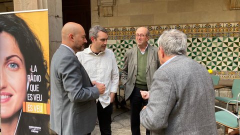 La tarda de Catalunya Ràdio al claustre de l’Institut d’Estudis Catalans (IEC). El director de Catalunya Ràdio i dels Mitjans Digitals de la CCMA, Saül Gordillo, amb la presidenta de l’Institut d’Estudis Catalans, Teresa Cabré. Barcelona. 4 de novembre de 2021