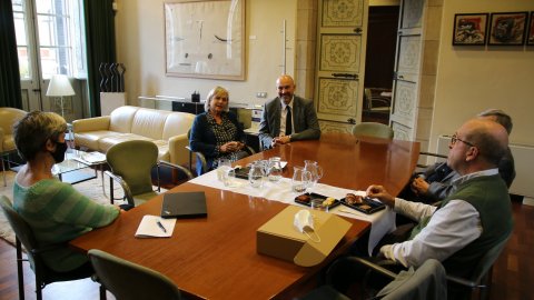 La tarda de Catalunya Ràdio al claustre de l’Institut d’Estudis Catalans (IEC). El director de Catalunya Ràdio i dels Mitjans Digitals de la CCMA, Saül Gordillo, amb la presidenta de l’Institut d’Estudis Catalans, Teresa Cabré. Barcelona. 4 de novembre de 2021