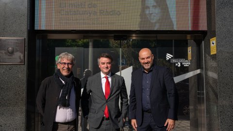 El director de Catalunya Ràdio i dels Mitjans Digitals de la CCMA, Saül Gordillo, rep l’excap de gabinet de Pedro Sánchez, Iván Redondo, i el periodista Toni Bolaño, entrevistats per Laura Rosel pel llibre ‘Moncloa’. Barcelona. 5 de novembre de 2021
