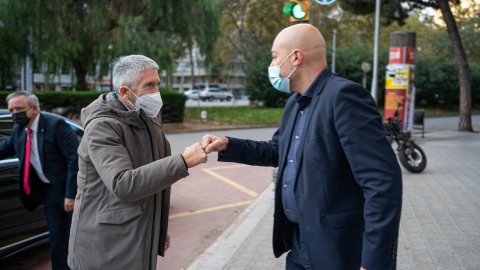El director de Catalunya Ràdio i dels Mitjans Digitals de la CCMA, Saül Gordillo, rep el ministre de l’Interior, Fernando Grande-Marlaska, entrevistat a El matí de Catalunya Ràdio. Barcelona. 5 de novembre de 2021