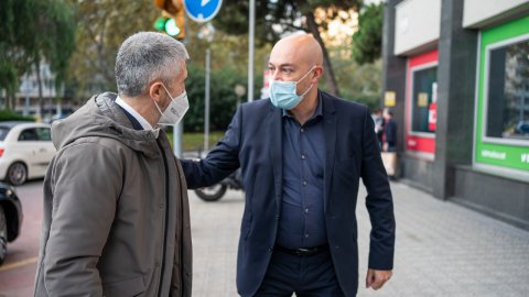 El director de Catalunya Ràdio i dels Mitjans Digitals de la CCMA, Saül Gordillo, rep el ministre de l’Interior, Fernando Grande-Marlaska, entrevistat a El matí de Catalunya Ràdio. Barcelona. 5 de novembre de 2021
