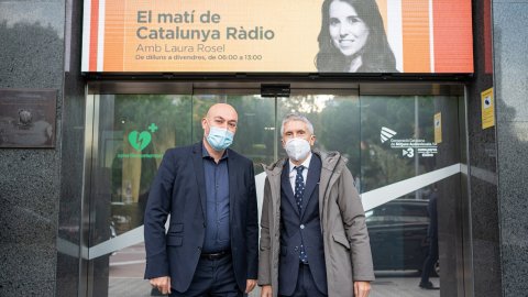 El director de Catalunya Ràdio i dels Mitjans Digitals de la CCMA, Saül Gordillo, rep el ministre de l’Interior, Fernando Grande-Marlaska, entrevistat a El matí de Catalunya Ràdio. Barcelona. 5 de novembre de 2021