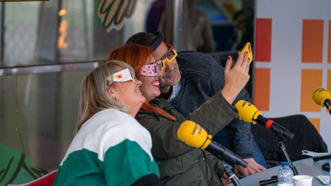 El matí de Catalunya Ràdio, Popap i La tarda de Catalunya Ràdio fan una programació especial des de l'Hospital Vall d'Hebron per donar suport al projecte ulleres de #realitatmillorada i ajudar a remodelar l'Àrea d'Oncologia Infantil. Barcelona. 12 de novembre de 2021