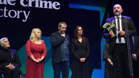 El director de Catalunya Ràdio i dels Mitjans Digitals de la CCMA, Saül Gordillo, i el periodista Carles Porta recullen el Premi Ondas al millor programa de ràdio per Crims de Catalunya Ràdio, al Teatre Coliseum. Barcelona. 16 de novembre de 2021