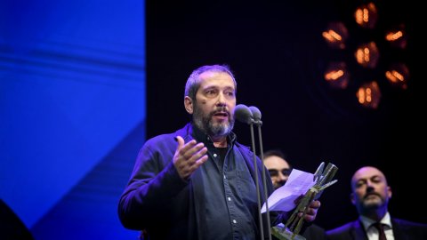 El director de Catalunya Ràdio i dels Mitjans Digitals de la CCMA, Saül Gordillo, i el periodista Carles Porta recullen el Premi Ondas al millor programa de ràdio per Crims de Catalunya Ràdio, al Teatre Coliseum. Barcelona. 16 de novembre de 2021