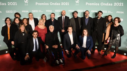 El director de Catalunya Ràdio i dels Mitjans Digitals de la CCMA, Saül Gordillo, i el periodista Carles Porta recullen el Premi Ondas al millor programa de ràdio per Crims de Catalunya Ràdio, al Teatre Coliseum. Barcelona. 16 de novembre de 2021