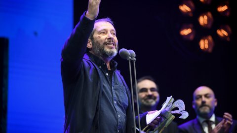 El director de Catalunya Ràdio i dels Mitjans Digitals de la CCMA, Saül Gordillo, i el periodista Carles Porta recullen el Premi Ondas al millor programa de ràdio per Crims de Catalunya Ràdio, al Teatre Coliseum. Barcelona. 16 de novembre de 2021