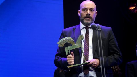 El director de Catalunya Ràdio i dels Mitjans Digitals de la CCMA, Saül Gordillo, i el periodista Carles Porta recullen el Premi Ondas al millor programa de ràdio per Crims de Catalunya Ràdio, al Teatre Coliseum. Barcelona. 16 de novembre de 2021