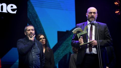 El director de Catalunya Ràdio i dels Mitjans Digitals de la CCMA, Saül Gordillo, i el periodista Carles Porta recullen el Premi Ondas al millor programa de ràdio per Crims de Catalunya Ràdio, al Teatre Coliseum. Barcelona. 16 de novembre de 2021