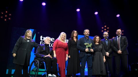 El director de Catalunya Ràdio i dels Mitjans Digitals de la CCMA, Saül Gordillo, i el periodista Carles Porta recullen el Premi Ondas al millor programa de ràdio per Crims de Catalunya Ràdio, al Teatre Coliseum. Barcelona. 16 de novembre de 2021