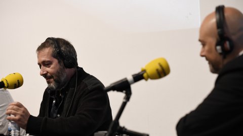 El director de Catalunya Ràdio i dels Mitjans Digitals de la CCMA, Saül Gordillo, i Carles Porta amb l'equip de Crims al programa especial de La tarda de Catalunya Ràdio a la Virreina pel premi Ondas 2021. Barcelona. 16 de novembre de 2021