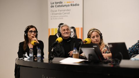 El director de Catalunya Ràdio i dels Mitjans Digitals de la CCMA, Saül Gordillo, i Carles Porta amb l'equip de Crims al programa especial de La tarda de Catalunya Ràdio a la Virreina pel premi Ondas 2021. Barcelona. 16 de novembre de 2021
