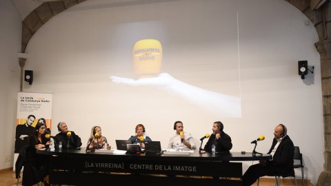 El director de Catalunya Ràdio i dels Mitjans Digitals de la CCMA, Saül Gordillo, i Carles Porta amb l'equip de Crims al programa especial de La tarda de Catalunya Ràdio a la Virreina pel premi Ondas 2021. Barcelona. 16 de novembre de 2021