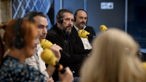 El director de Catalunya Ràdio i dels Mitjans Digitals de la CCMA, Saül Gordillo, i Carles Porta amb l'equip de Crims al programa especial de La tarda de Catalunya Ràdio a la Virreina pel premi Ondas 2021. Barcelona. 16 de novembre de 2021
