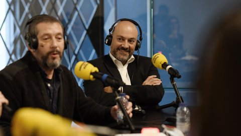 El director de Catalunya Ràdio i dels Mitjans Digitals de la CCMA, Saül Gordillo, i Carles Porta amb l'equip de Crims al programa especial de La tarda de Catalunya Ràdio a la Virreina pel premi Ondas 2021. Barcelona. 16 de novembre de 2021