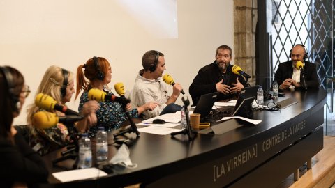 El director de Catalunya Ràdio i dels Mitjans Digitals de la CCMA, Saül Gordillo, i Carles Porta amb l'equip de Crims al programa especial de La tarda de Catalunya Ràdio a la Virreina pel premi Ondas 2021. Barcelona. 16 de novembre de 2021