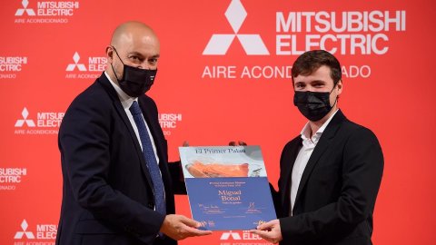 El director de Catalunya Ràdio, Saül Gordillo, lliura el Premi Catalunya Música al violagambista Miguel Bonal en l’acte de lliurament dels premis El Primer Palau, al Palau de la Música Catalana. Barcelona. 18 de novembre de 2021