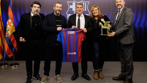 El president del FC Barcelona, Joan Laporta, convida a la llotja del Camp Nou durant el derbi Barça-Espanyol al director de Catalunya Ràdio i dels Mitjans Digitals de la CCMA, Saül Gordillo, i al director del programa Crims, Carles Porta, pel Premi Ondas 2021 i el Premi Nacional de Comunicació de Ràdio. Barcelona. 20 de novembre de 2021