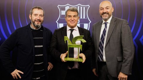 El president del FC Barcelona, Joan Laporta, convida a la llotja del Camp Nou durant el derbi Barça-Espanyol al director de Catalunya Ràdio i dels Mitjans Digitals de la CCMA, Saül Gordillo, i al director del programa Crims, Carles Porta, pel Premi Ondas 2021 i el Premi Nacional de Comunicació de Ràdio. Barcelona. 20 de novembre de 2021