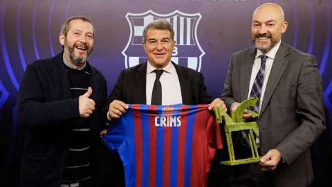 El president del FC Barcelona, Joan Laporta, convida a la llotja del Camp Nou durant el derbi Barça-Espanyol al director de Catalunya Ràdio i dels Mitjans Digitals de la CCMA, Saül Gordillo, i al director del programa Crims, Carles Porta, pel Premi Ondas 2021 i el Premi Nacional de Comunicació de Ràdio. Barcelona. 20 de novembre de 2021