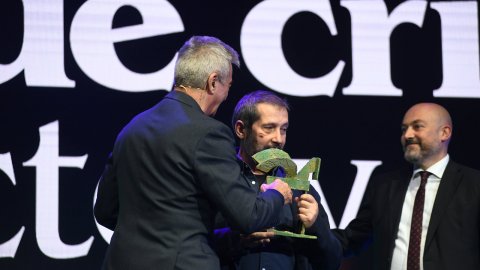 El director de Catalunya Ràdio i dels Mitjans Digitals de la CCMA, Saül Gordillo, i el periodista Carles Porta recullen el Premi Ondas al millor programa de ràdio per Crims de Catalunya Ràdio, al Teatre Coliseum. Barcelona. 16 de novembre de 2021 