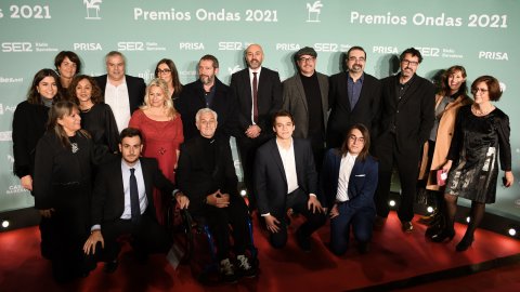 El director de Catalunya Ràdio i dels Mitjans Digitals de la CCMA, Saül Gordillo, i el periodista Carles Porta recullen el Premi Ondas al millor programa de ràdio per Crims de Catalunya Ràdio, al Teatre Coliseum. Barcelona. 16 de novembre de 2021 