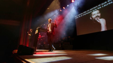 El director de Catalunya Ràdio i dels Mitjans Digitals de la CCMA, Saül Gordillo, recull el Premi Comunicació Miquel Armengol que atorga Ràdio Molins de Rei a Carles Porta per la creació del programa Crims de Catalunya Ràdio. Entrega el premi Elisenda Carod, de La tarda de Catalunya Ràdio. Molins de Rei. 19 de novembre de 2021
