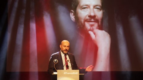 El director de Catalunya Ràdio i dels Mitjans Digitals de la CCMA, Saül Gordillo, recull el Premi Comunicació Miquel Armengol que atorga Ràdio Molins de Rei a Carles Porta per la creació del programa Crims de Catalunya Ràdio. Entrega el premi Elisenda Carod, de La tarda de Catalunya Ràdio. Molins de Rei. 19 de novembre de 2021