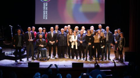 El director de Catalunya Ràdio i dels Mitjans Digitals de la CCMA, Saül Gordillo, recull el Premi Comunicació Miquel Armengol que atorga Ràdio Molins de Rei a Carles Porta per la creació del programa Crims de Catalunya Ràdio. Entrega el premi Elisenda Carod, de La tarda de Catalunya Ràdio. Molins de Rei. 19 de novembre de 2021