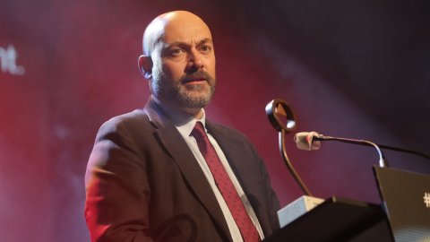 El director de Catalunya Ràdio i dels Mitjans Digitals de la CCMA, Saül Gordillo, recull el Premi Comunicació Miquel Armengol que atorga Ràdio Molins de Rei a Carles Porta per la creació del programa Crims de Catalunya Ràdio. Entrega el premi Elisenda Carod, de La tarda de Catalunya Ràdio. Molins de Rei. 19 de novembre de 2021