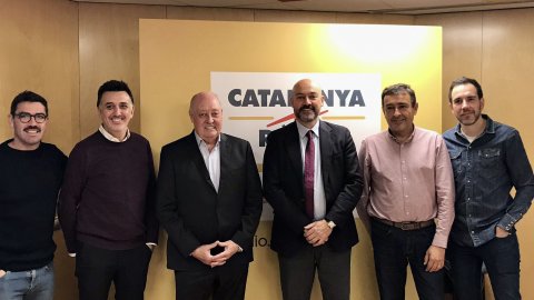El director de Catalunya Ràdio i dels Mitjans Digitals de la CCMA, Saül Gordillo, presenta el projecte digital Els himnes del futbol català al president de la Federació Catalana de Futbol, Joan Soteras, acompanyat de Xavi Campos, Bernat Soler i David Clupés, del departament d’Esports, i amb el col·laborador Jordi Mèlich. Barcelona. 19 de novembre de 2021